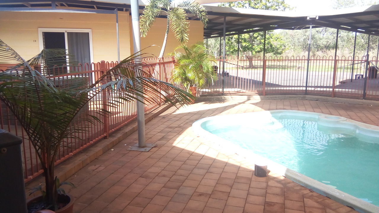 Sandpalms Roadhouse and Tropical Motel 2
