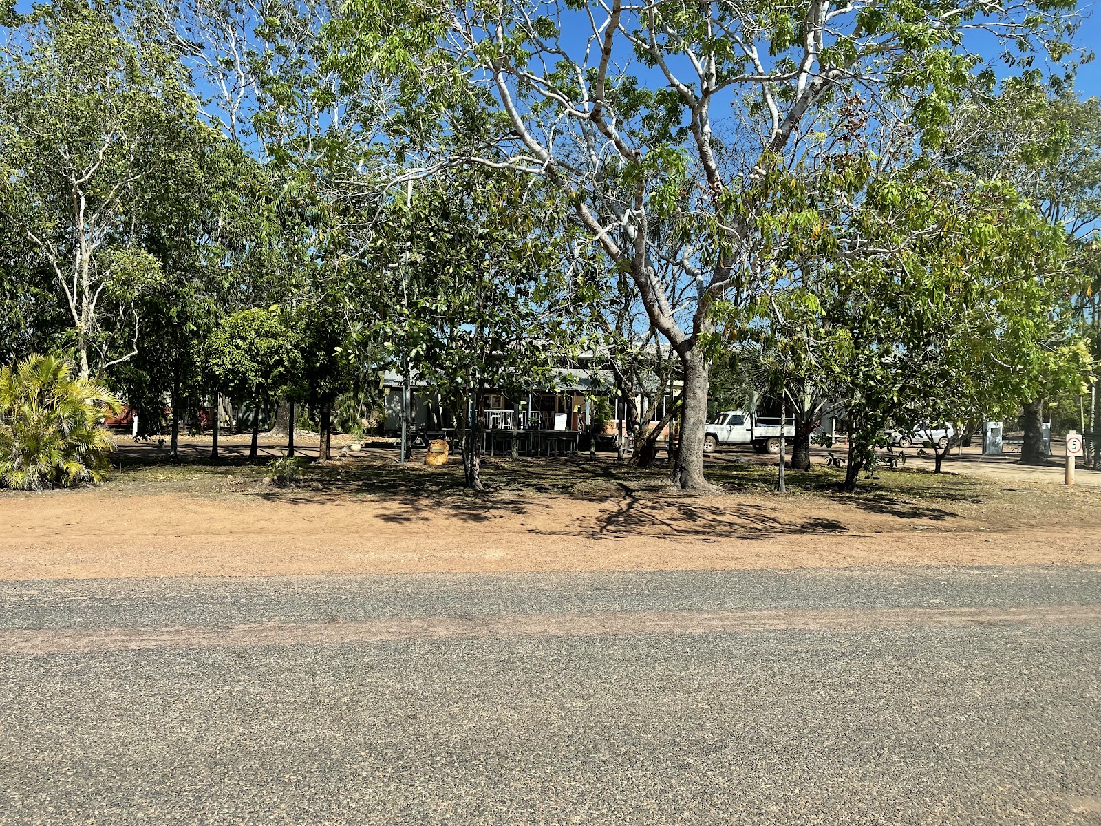 Sandpalms Roadhouse and Tropical Motel 3