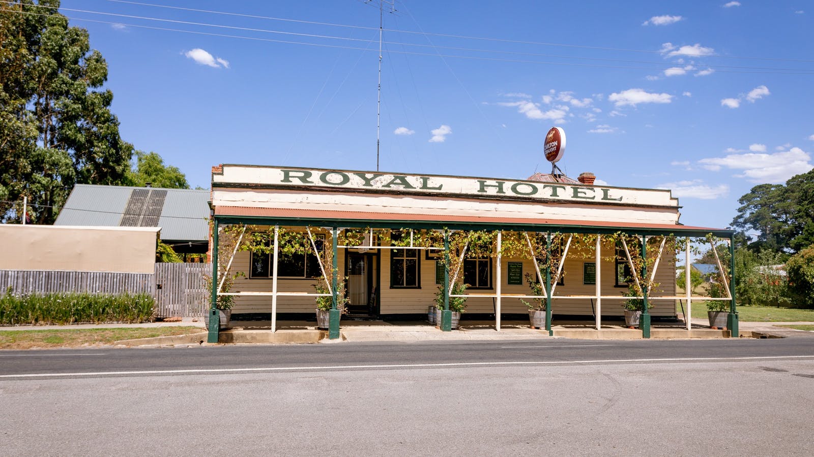 Royal Hotel Snake Valley 2