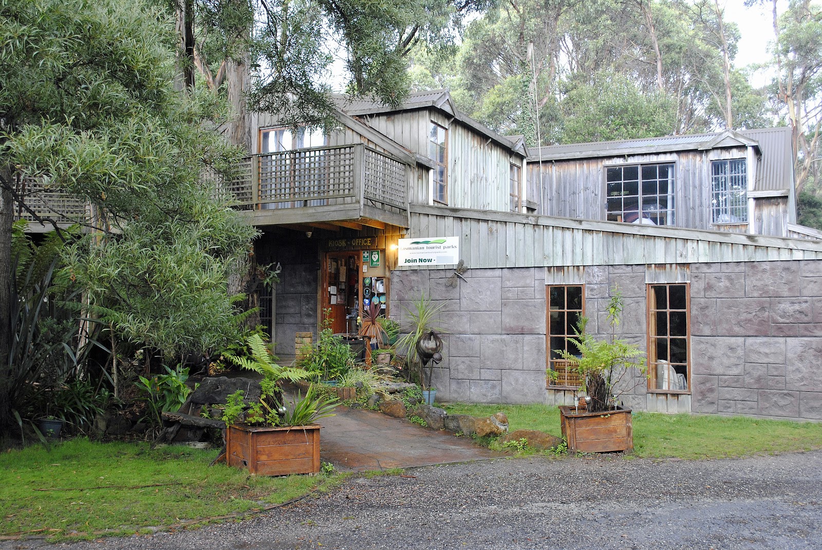 Crayfish Creek Van and Cabin Park 6