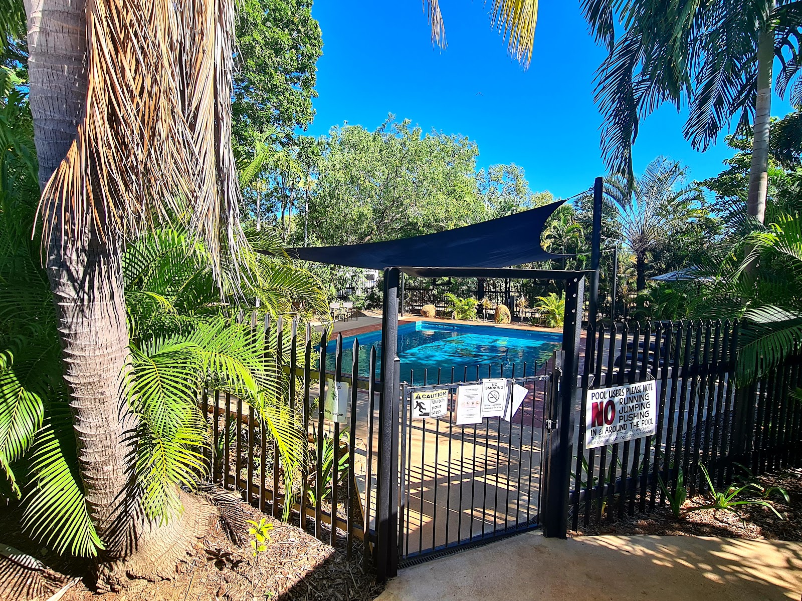 Lazy Lizard Tavern & Caravan Park 10